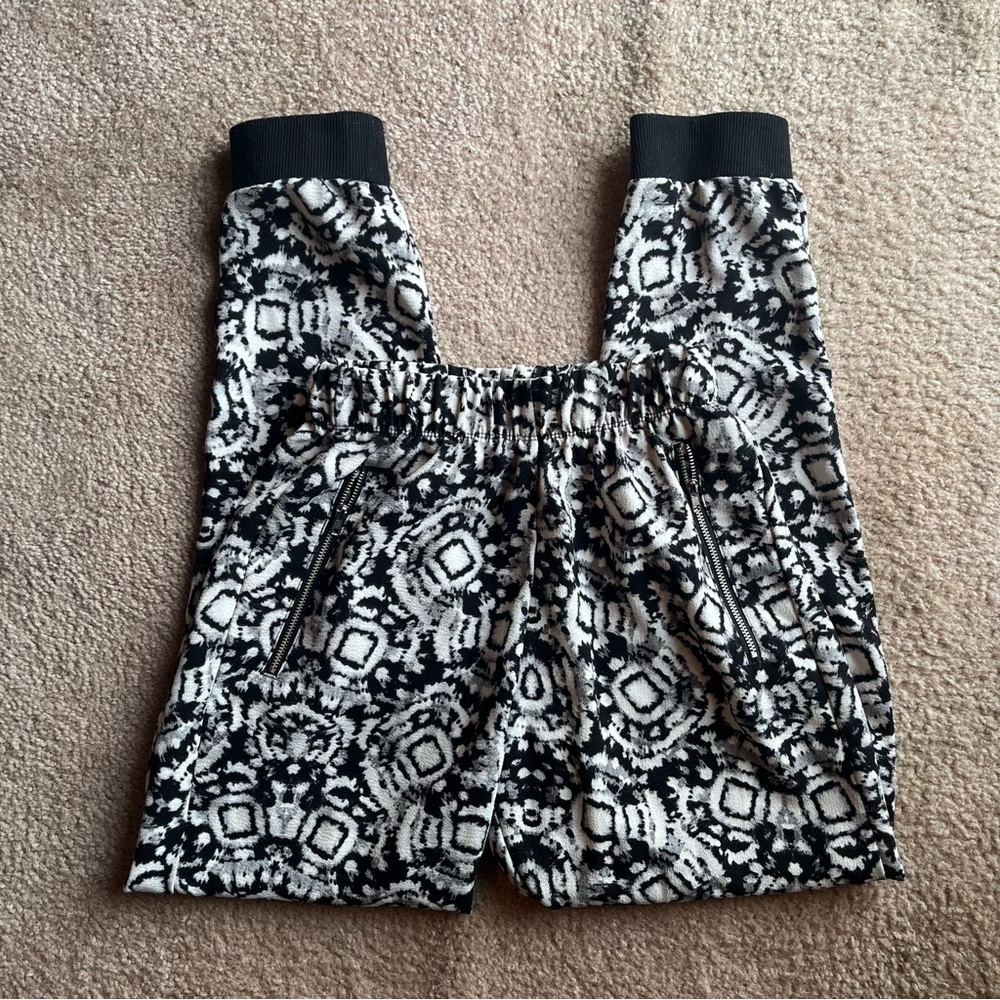 Women’s patterned joggers ☯️ size small ☯️ Pink Republic